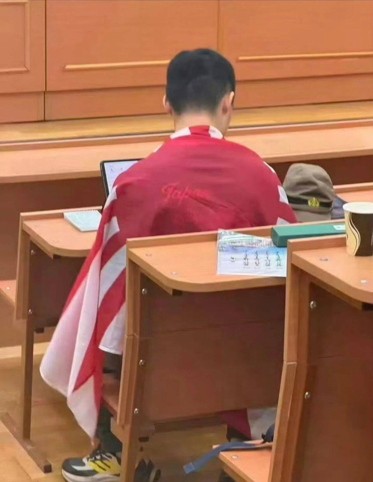 披旭日旗中国留学生已被遣返,校方称将开除
