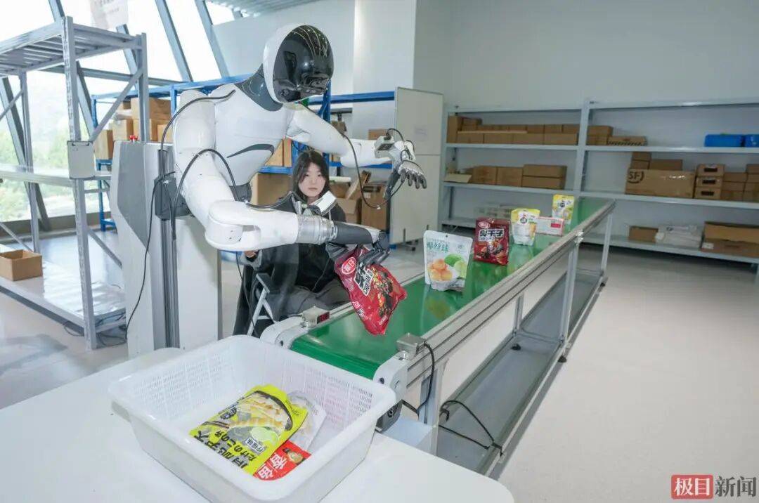 00后女生在武汉一口气租30套房,每套只住一周,中介怀疑她是骗子,真相让人意外:带50多人教机器人做家务、练技能,租房给机器人“练手”