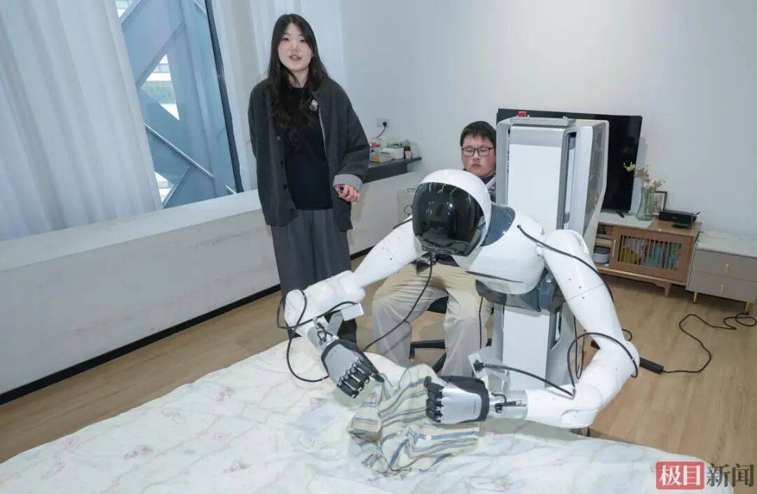 00后女生在武汉一口气租30套房,每套只住一周,中介怀疑她是骗子,真相让人意外:带50多人教机器人做家务、练技能,租房给机器人“练手”