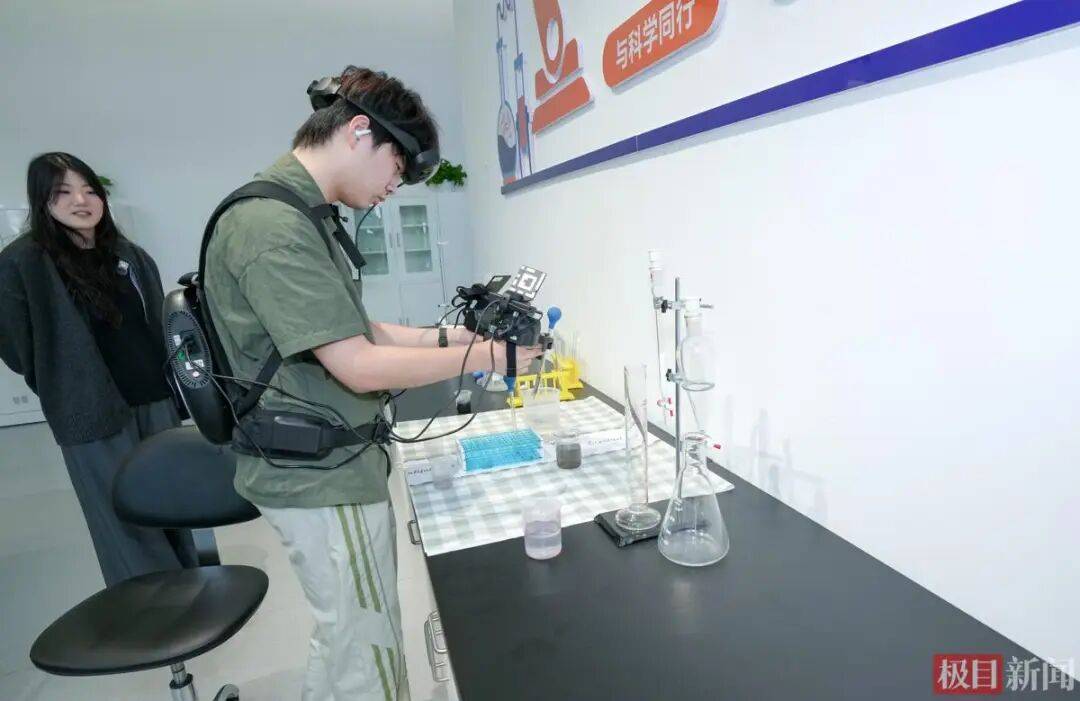 00后女生在武汉一口气租30套房,每套只住一周,中介怀疑她是骗子,真相让人意外:带50多人教机器人做家务、练技能,租房给机器人“练手”